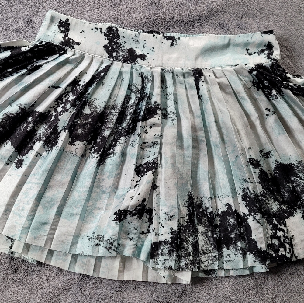 Stylish Black, Green and White Pleated Skort Size Small C Est 1946